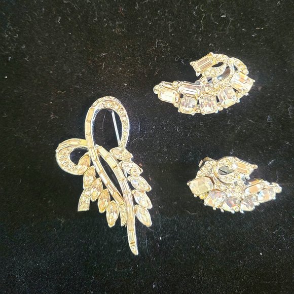 Vintage Baguette & Pear Shape Rhinestone Brooch and Earring Set - Picture 5 of 5
